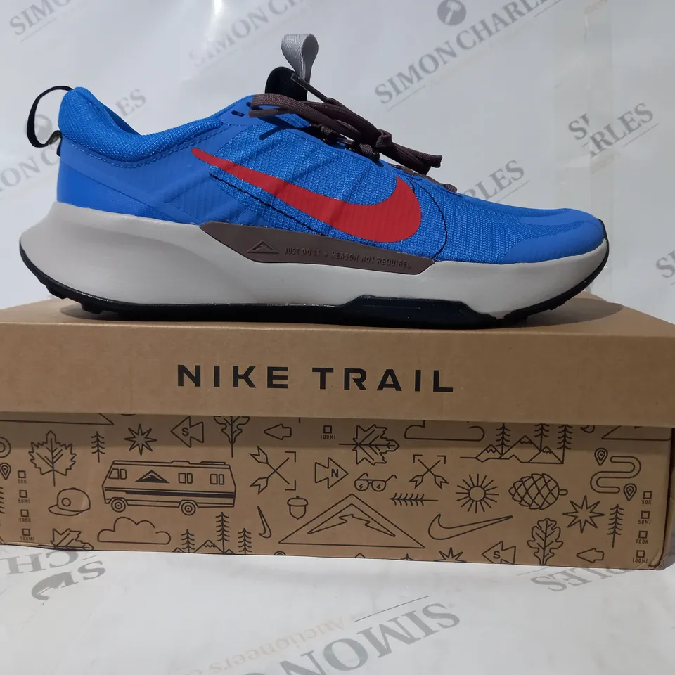 BOXED PAIR OF NIKE JUNIPER TRAIL 2 NN SHOES IN BLUE/RED UK SIZE 8