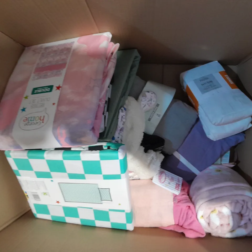 BOX OF APPROXIMATELY 10 ASSORTED BEDDING AND SOFT FURNISHING ITEMS TO INCLUDE - PILLOWCASES - BEDDING SET - FITTED SHEET ETC. 