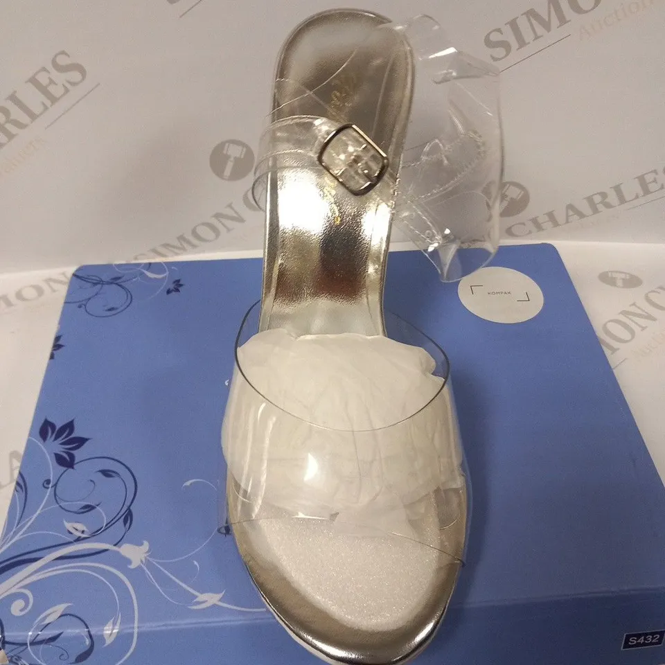 BOXED FABULICIOUS CLEAR LUCITE SIZE 6