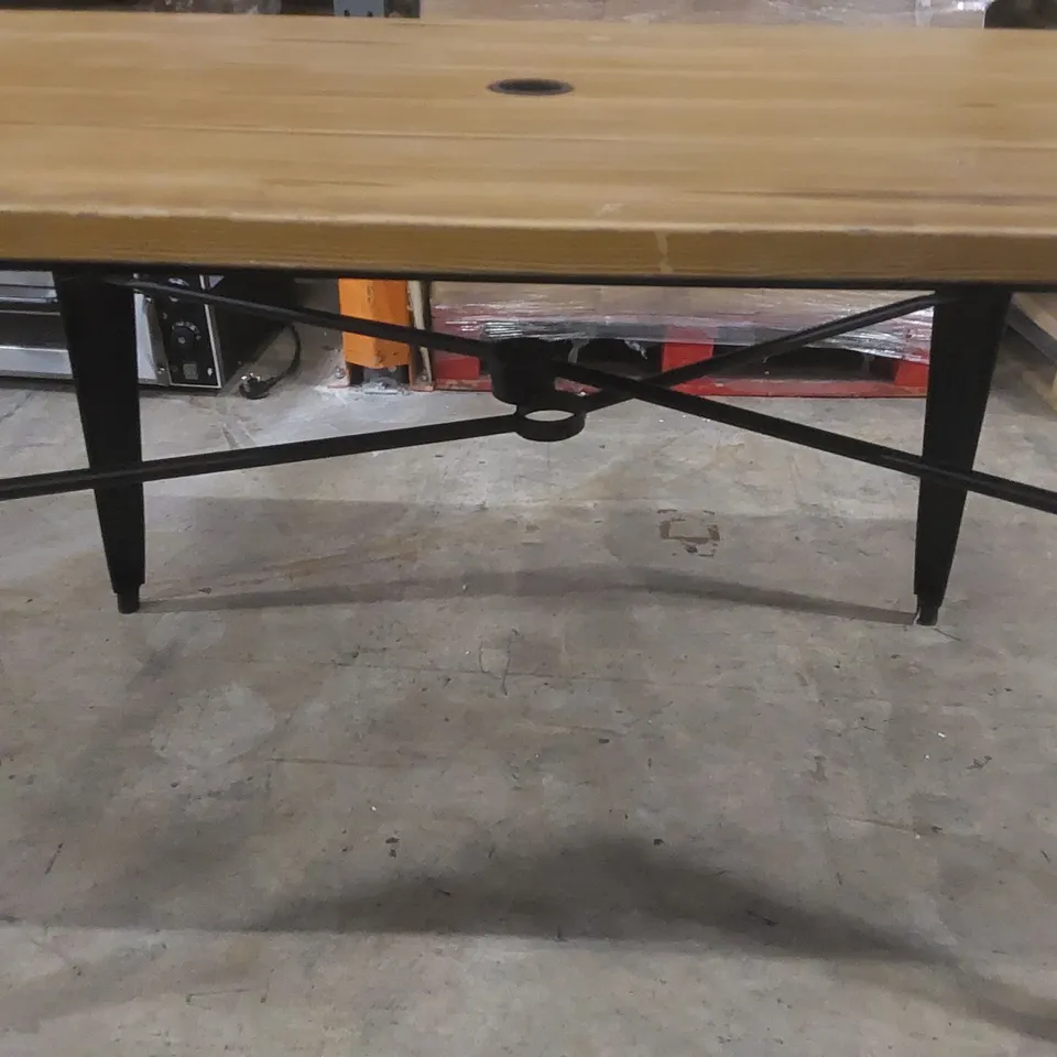 GARDEN TABLE WITH PARASOL HOLE