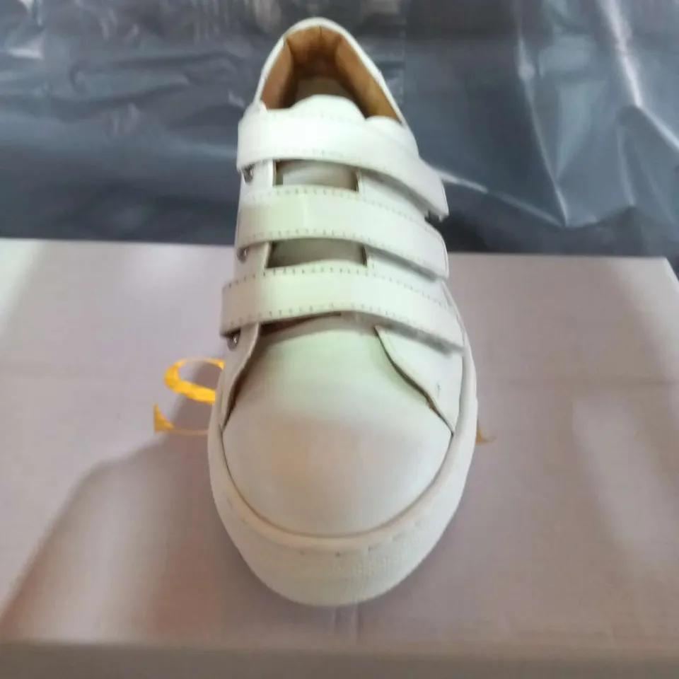 BOXED SOLEA MARGOT WHITE LEATHER SNEAKERS SIZE 3