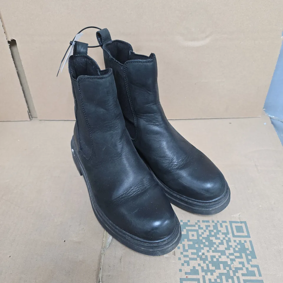 CLARKS ORINOCO 3 TOP CHELSEA BOOTS - UK 4