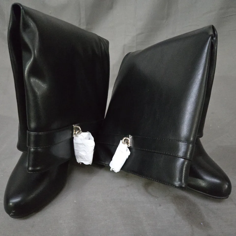 BOXED PAIR OF UNBRANDED KNEE-HIGH BOOTS IN BLACK SIZE 5