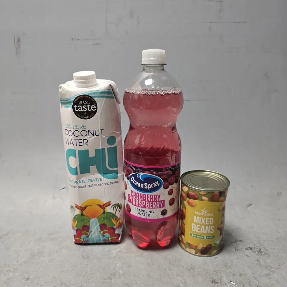 APPROXIMATELY 9 ASSORTED FOOD & DRINK ITEMS TO INCLUDE - COCONUT WATER , OCEAN SPRAY CRANBERRY & RASPBERRY , MIXED BEANS ETC