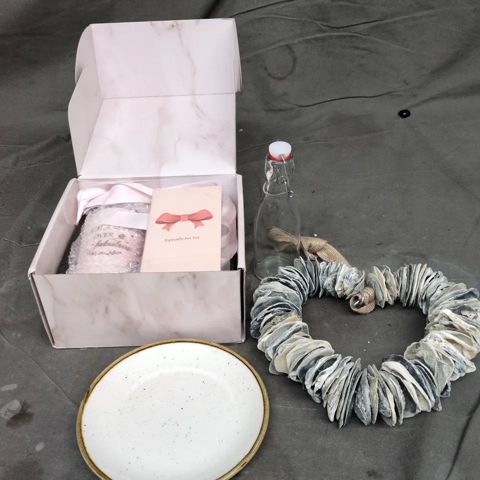 LOT OF APPROXIMATELY 10 ASSORTED POTTERY ITEMS TO INCLUDE MUG GIFT SET, GLASS VINEGAR BOTTLES AND A SIDE PLATE