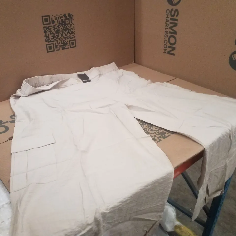 BOX CONTAINING APPROXIMATELY 25X BRAND NEW JD WILLIAM'S CARGO PALAZZO - COLOUR STONE - SIZE 26