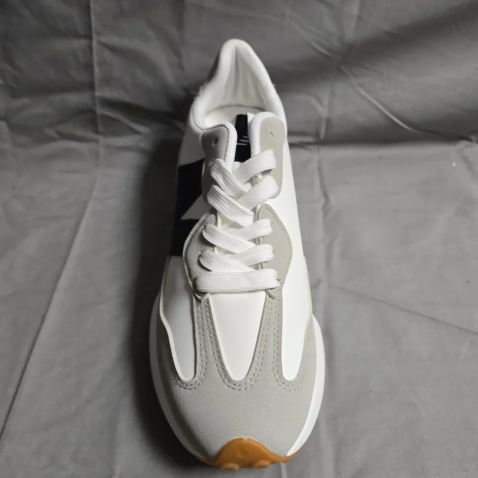 BOXED PAIR OF NEW BALANCE TRAINERS - UK SIZE 40