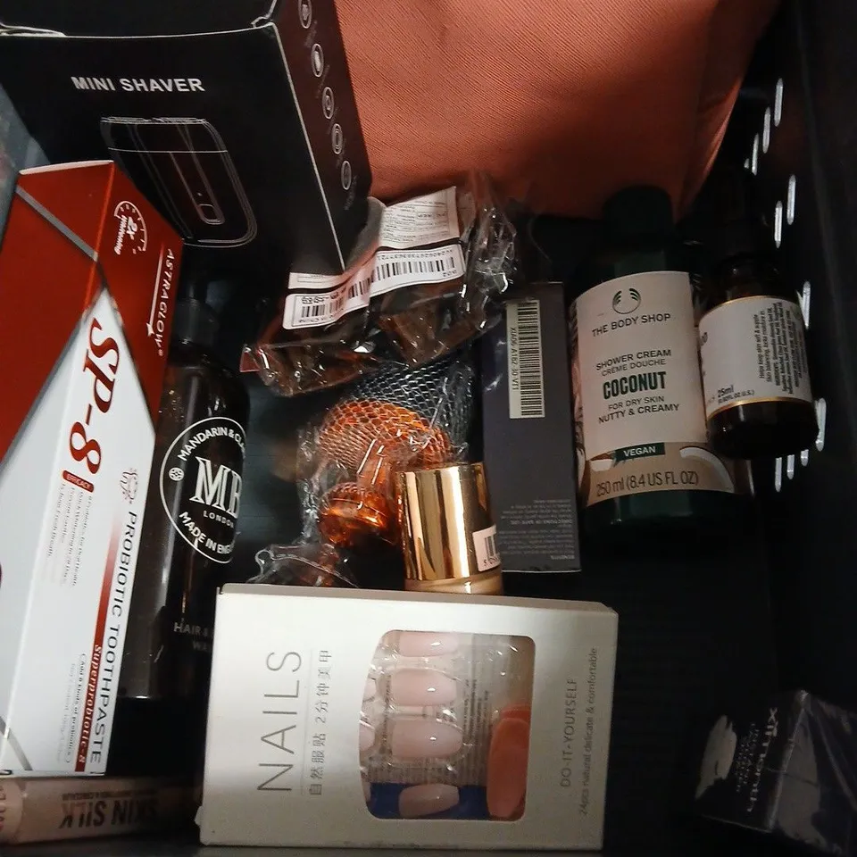 APPROXIMATEY 20 ASSORTED HEALTH AND BEAUTY PRODUCTS TO INCLUDE - THE BODY SHOP SHOWER CREAM - SIMPLE REFRESHING FACIAL WASH - VASELINE BODY OIL - ETC