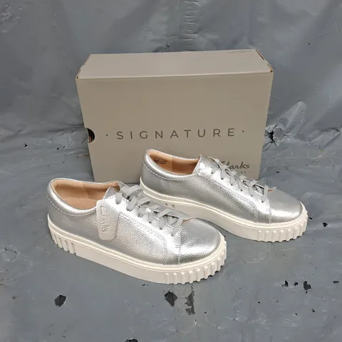BOXED PAIR OF CLANKS SIGNITURE MAYHILL WALK SILVER METALLIC UK 6