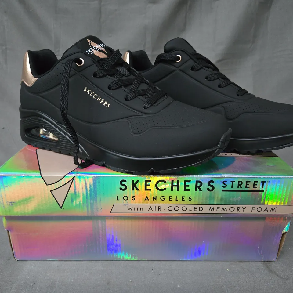 BOXED PAIR OF SKECHERS SHOES IN BLACK/METALLIC ROSE GOLD UK SIZE 8