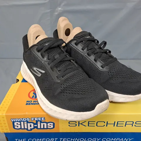 BOXED PAIR OF SKECHERS GO WALK IN TRAINERS IN BLACK - UK 5
