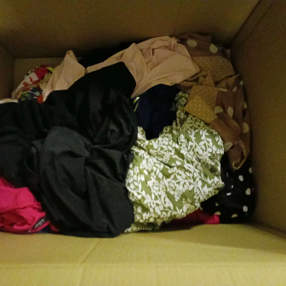 APPROXIMATELY 20 LADIES CLOTHING ITEMS TO INCLUDE TOPS AND DRESSES