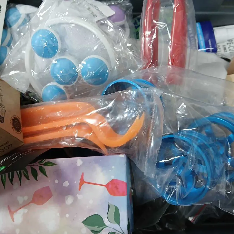 BOX OF APPROXIMATELY 14 ASSORTED ITEMS TO INCLUDE - MOULD MAGIC , Z GRIP PENS , WILSON TENNIS BALL ETC