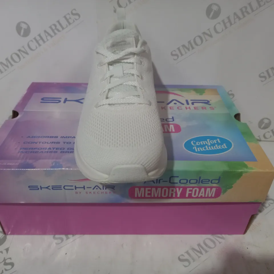 BOXED PAIR OF SKETCHERS AIR COOLED TRAINER IN WHITE SIZE 6