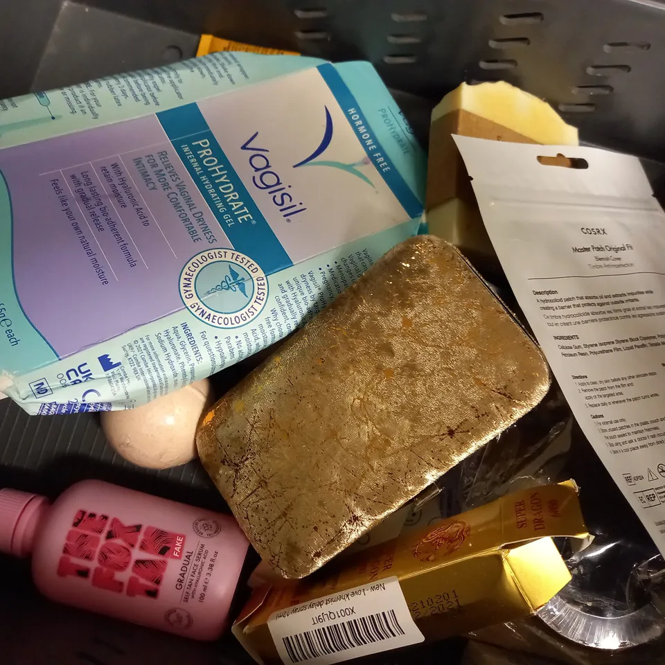 APPROXIMATELY 20 ASSORTED HEALTH AND BEAUTY PRODUCTS TO INCLUDE RIMMEL MASCARA, GIVE ME HAIR MASK, CORNERSTONE PRE-SHAVE FACE SCRUB