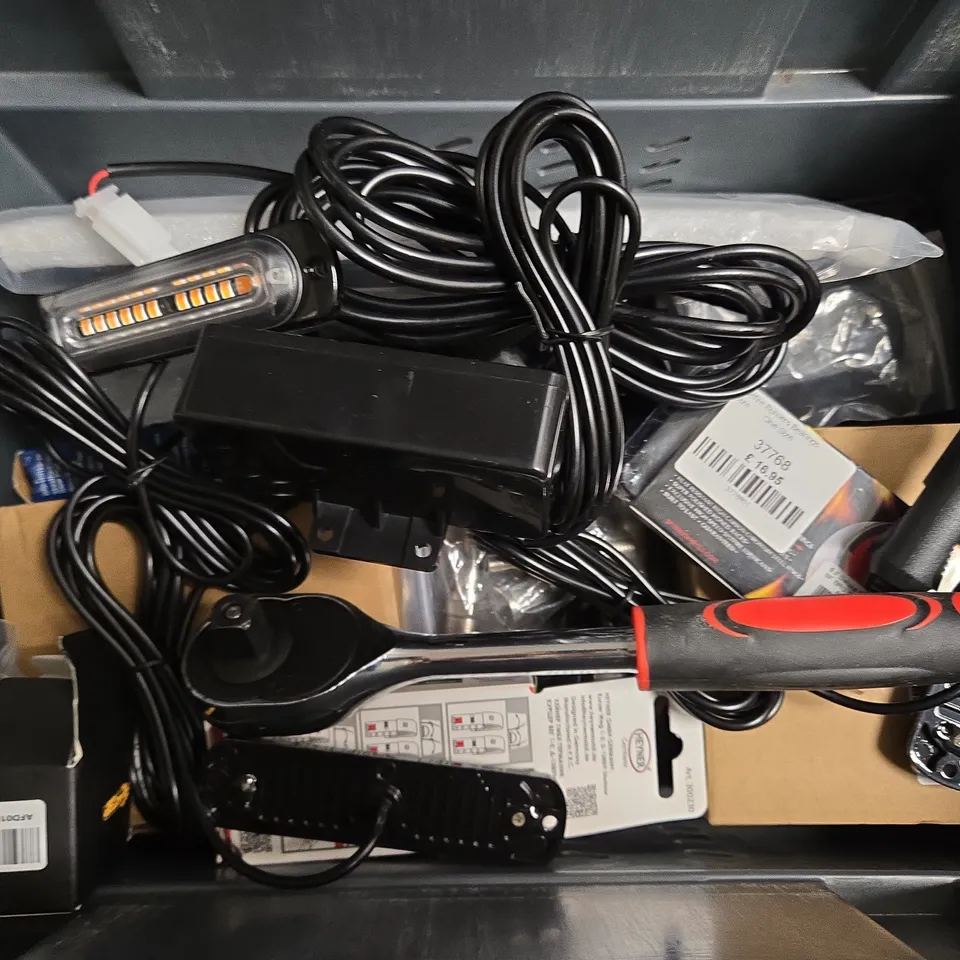 APPROXIMATELY 12 ASSORTED VEHICLE PARTS & ACCESSORIES TO INCLUDE GLOW PLUG, TOP LOCK ADAPTOR, SOCKET WRENCH, ETC