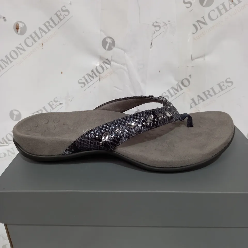 BOXED PAIR OF VIONIC REST LUCIA SANDALS IN SLATE SIZE 6