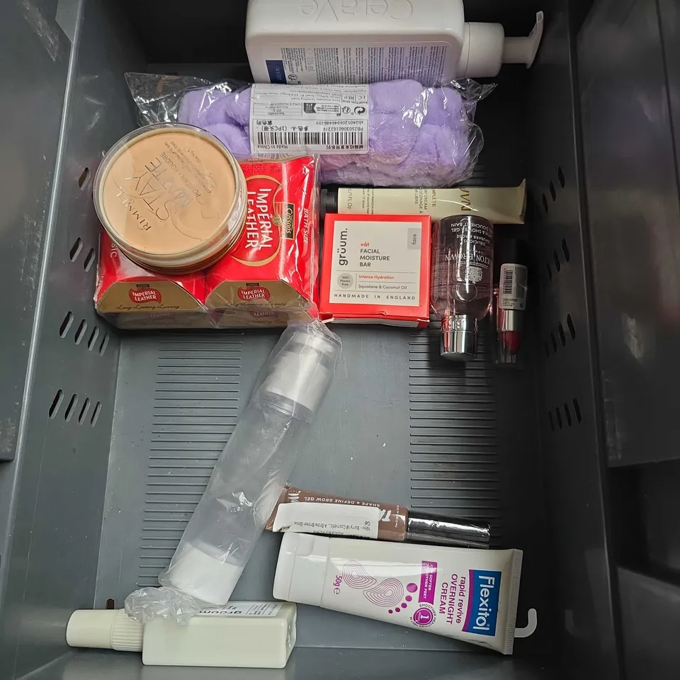 APPROXIMATELY 20 ASSORTED HEALTH & BEAUTY PRODUCTS TO INCLUDE - SHISEIDO CLARIFYING CLEANSING FOAM - THE ORDINARY HYALURONIC ACID 2% - SIMPLE CLEASING WIPES - ETC