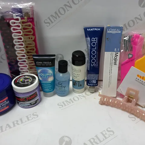 LOT OF APPROX 10 ASSORTED HAIR PRODUCTS TO INCLUDE L'OREAL PURPLE MASK, HAIR CLIP, JOHN FRIEDA CONDITIONER, ETC