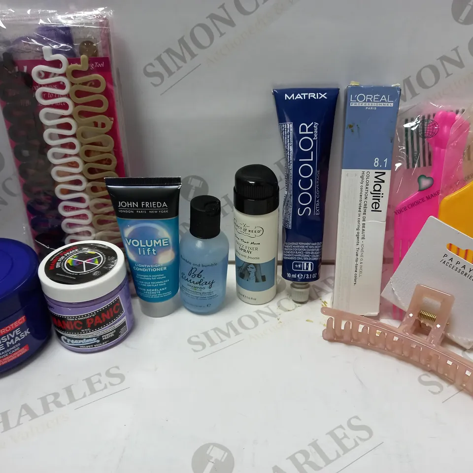 LOT OF APPROX 10 ASSORTED HAIR PRODUCTS TO INCLUDE L'OREAL PURPLE MASK, HAIR CLIP, JOHN FRIEDA CONDITIONER, ETC