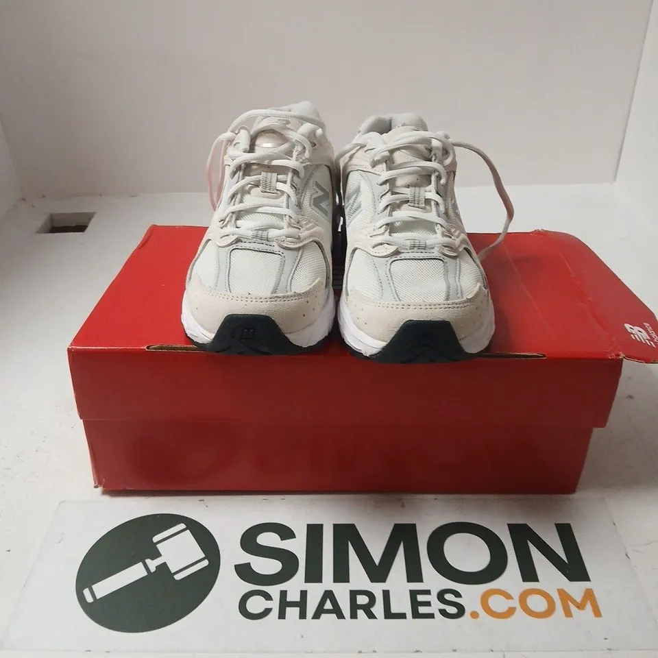 BOXED PAIR OF NEW BALANCE 530 TRAINERS IN WHITE - UK 6