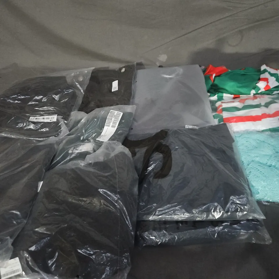 LARGE BOX OF APPROXIMATELY 25 ASSORTED CLOTHING ITEMS IN VARIOUS COLOURS, STYLES AND SIZES - COLLECTION ONLY