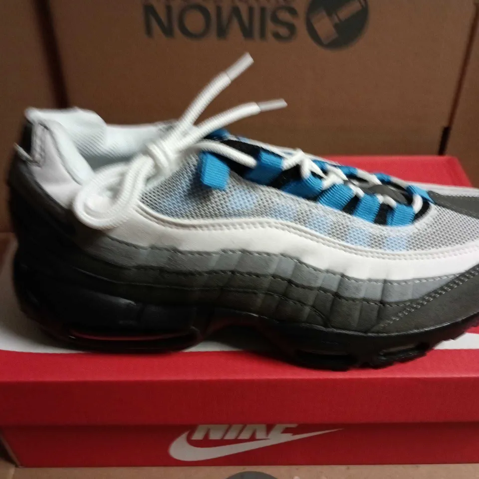 BOXED PAIR OF NIKE AIR MAX 95 TT SNEAKERS – UK 7 – GREY/WHITE/BLUE