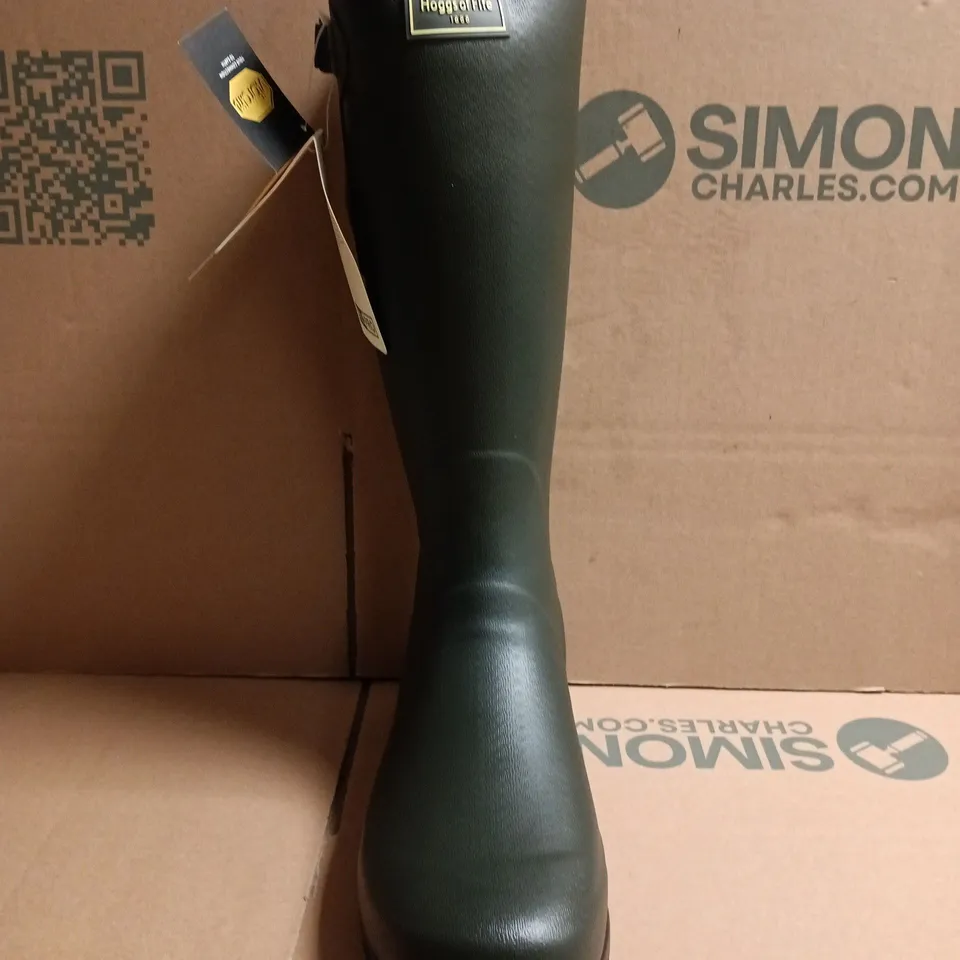 BOXED PAIR OF HOGGS OF FIRE WELLINGTON BOOTS IN DARK GREEN SIZE UK 8