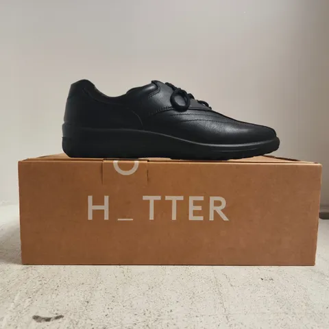 BOXED PAIR OF HOTTER TONE II EXTRA WIDE TRAINERS IN BLACK SIZE UK 7
