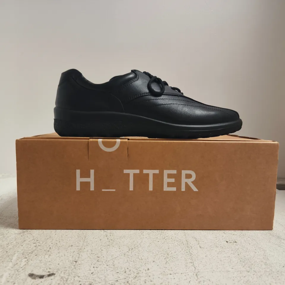 BOXED PAIR OF HOTTER TONE II EXTRA WIDE TRAINERS IN BLACK SIZE UK 7