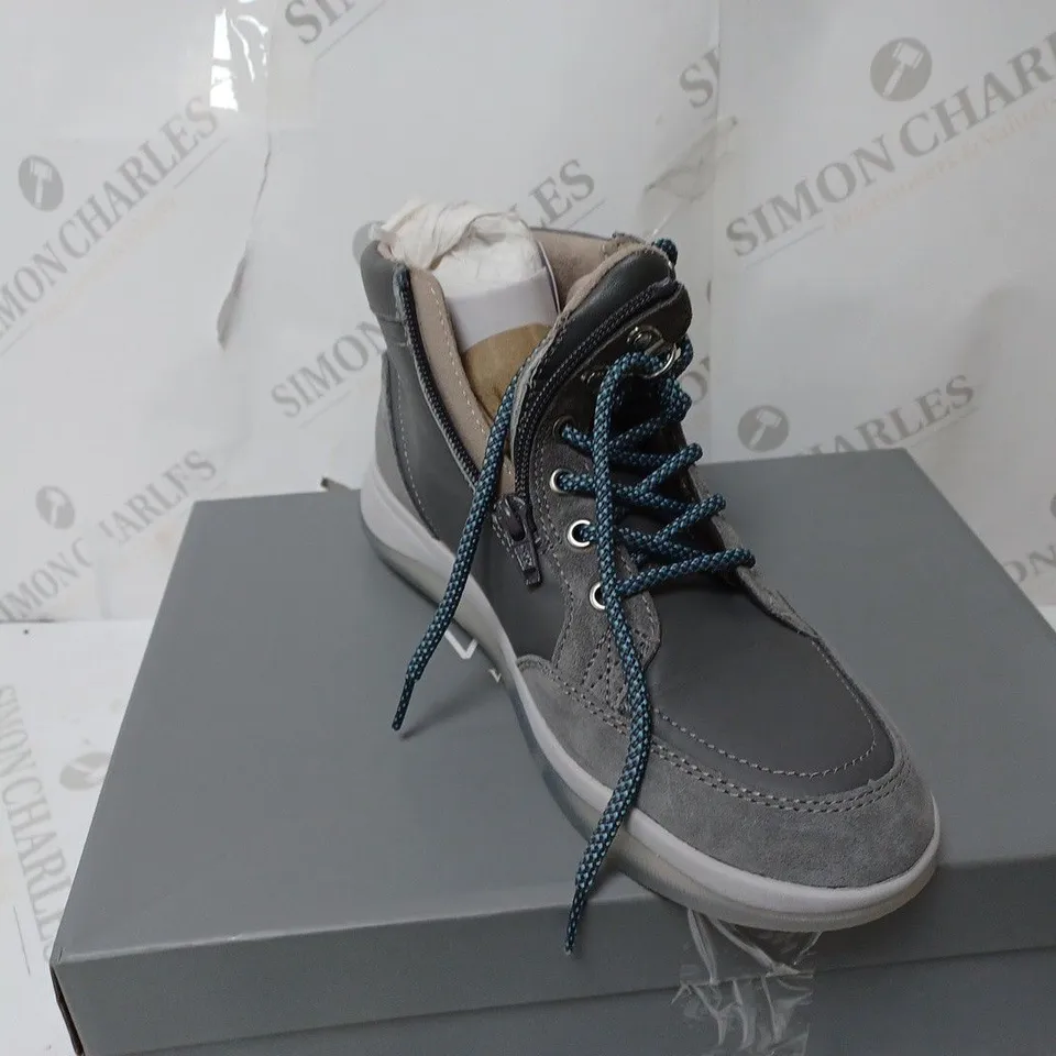 VIONIC WHITEY HIKER BOOTS SIZE 6