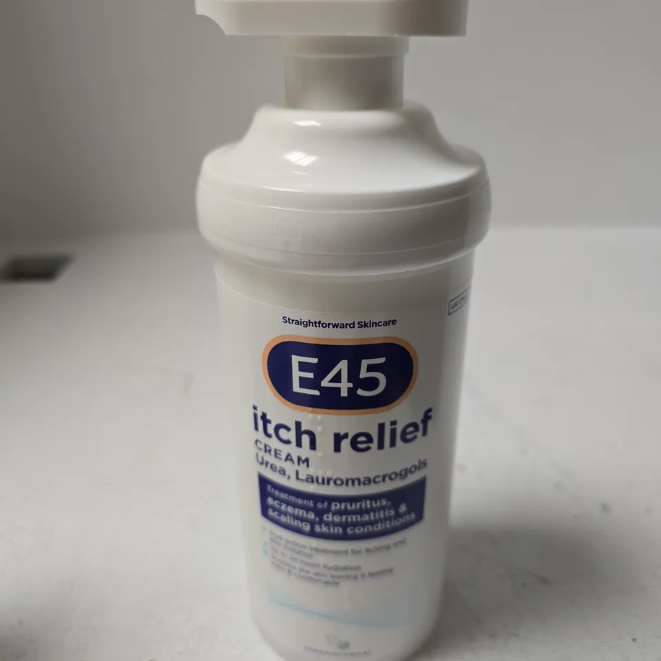 APPROXIMATELY 18 ASSORTED COSMETIC ITEMS INCLUDING HOMAROMA SOAP SPONGE , SLICK GORILLA SEA SALT SPRAY AND E45 ITCH RELIEF CREAM