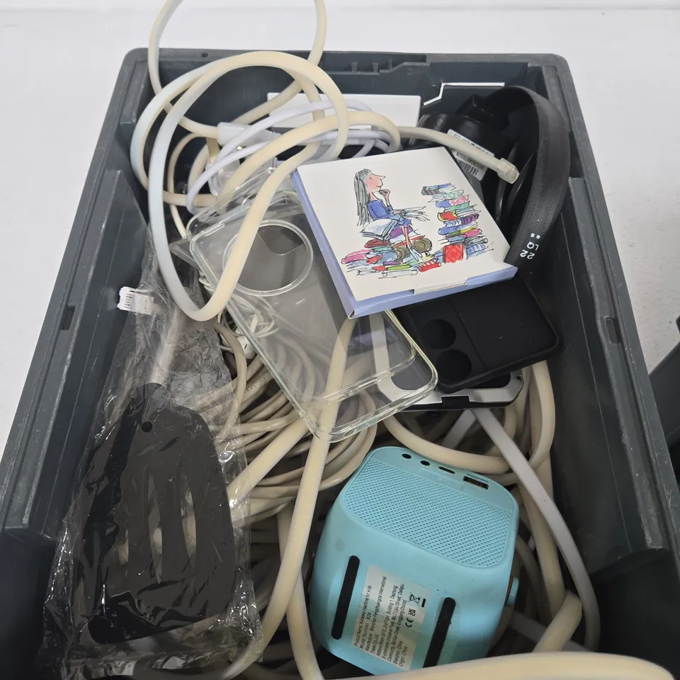 APPROXIMATELY 5 ASSORTED ELECTRICAL PRODUCTS TO INCLUDE LED LIGHT STRIP, SMARTPHONE PROTECTIVE CASE, MINI SPEAKER ETC