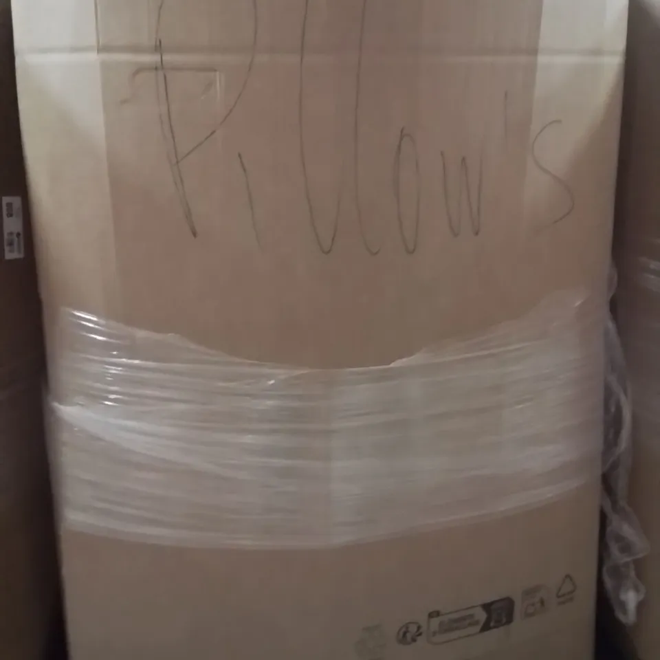 PALLET CONTAINING A LARGE QUANTITY OF PILLOWS