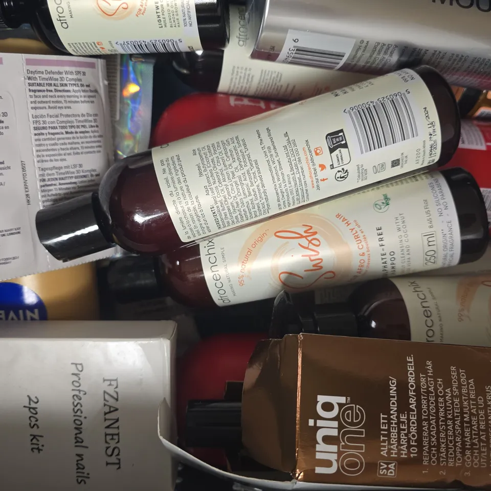 APPROXIMATELY 15 ASSORTED COSMETIC ITEMS INCLUDING VARIOUS MAKES AND BRANDS - COLLECTION ONLY