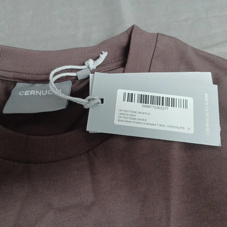 CERNUCCI MOTOL BATCH GRAPHIC OVERSIZED T-SHIRT IN CHOCOLATE - S