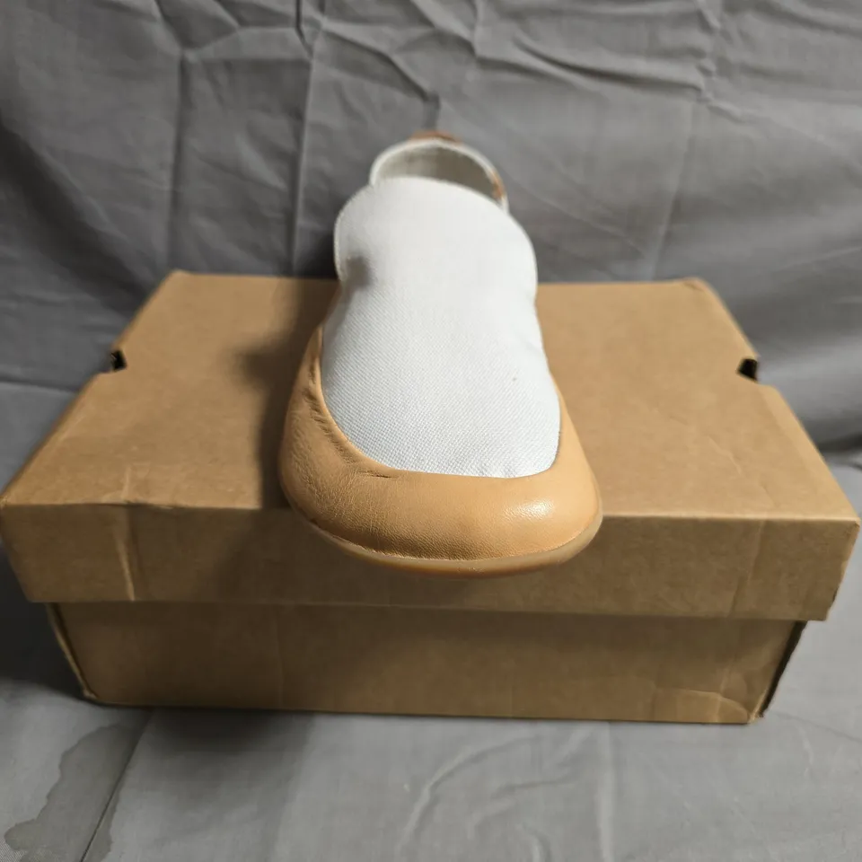 BOXED PAIR OF VIVO BAREFOOT REVIVO OPANKA WOMENS CANVAS SHOES IN WHITE/TAN SIZE EU 40