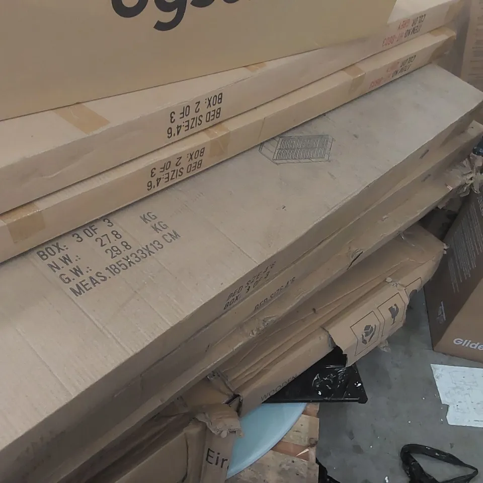 PALLET CONTAINING A LARGE QUANTITY OF ASSORTED FURNITURE PARTS/CONSUMER PRODUCTS INCLUDING: BED PARTS, XROCKER DESK PARTS, DYSON VACUUM PARTS ECT