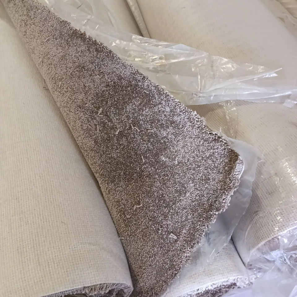 ROLL OF QUALITY CHOCO SHAKE CRESENT CARPET // APPROX SIZE: 5.0 X 4.4m