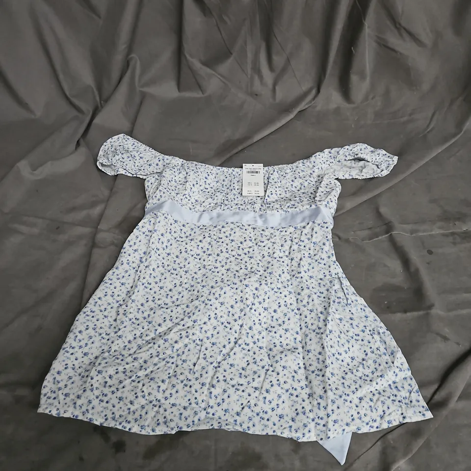 HOLLISTER OFF SHOULDER TOP IN BLUE FLORAL SIZE S