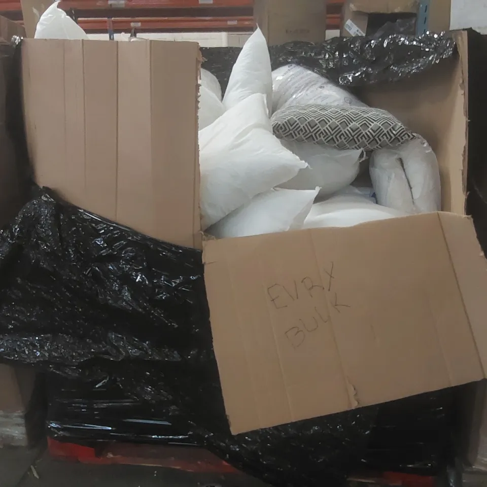 PALLET CONTAINING A VERY LARGE QUANTITY OF ASSORTED BEDDING PRODUCTS ECT