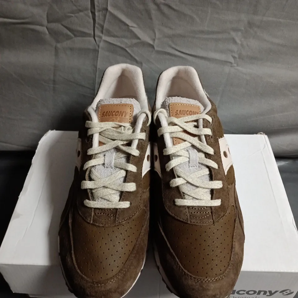 BOXED PAIR OF SAUCONY ORIGINALS BROWN SUEDE TRAINERS - UK SIZE 8