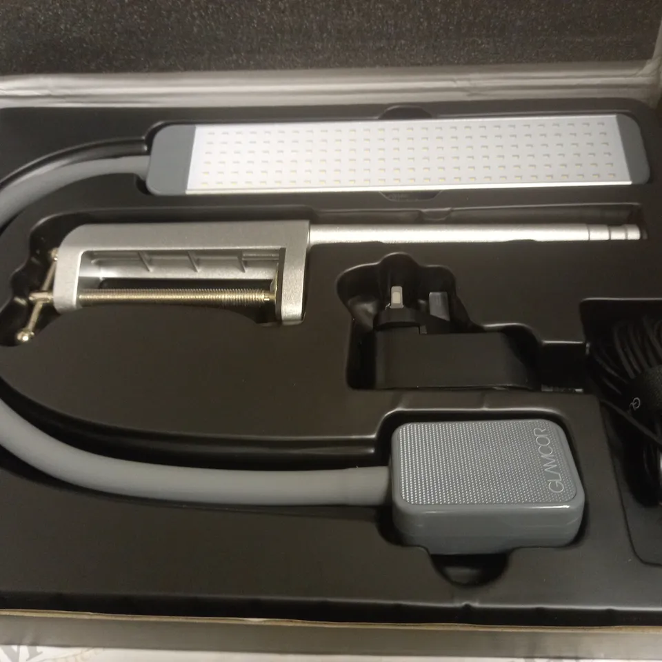 BOXED GLAMCOR REVEAL PROFESSIONAL LIGHTWEIGHT LED LAMP 
