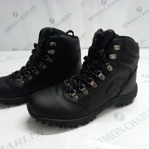 GELERT BLACK LEATHER WALKING BOOTS - UK 7