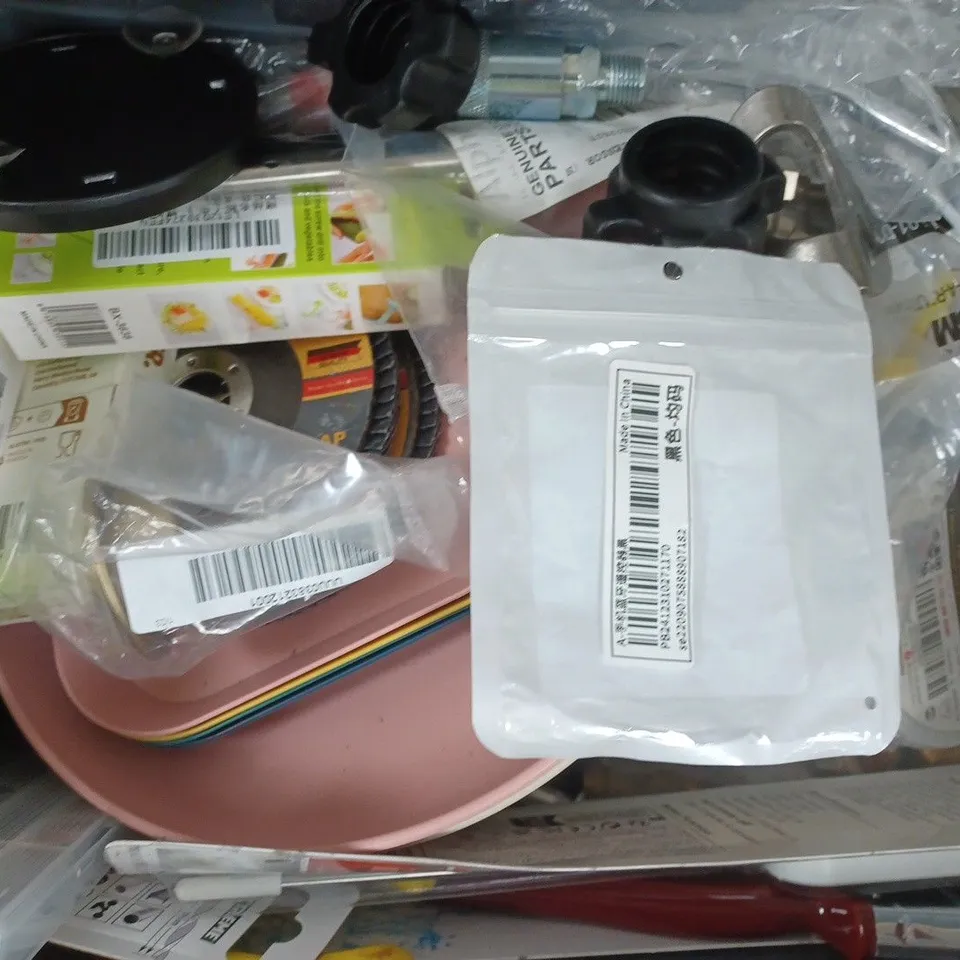 APPROXIMATELY 10 ASSORTED HOUSEHOLD ITEMS TO INCLUDE WATERMELON AIR UP AROMA POD, SHOCK CORD HOOKS & CLIPS, ETC