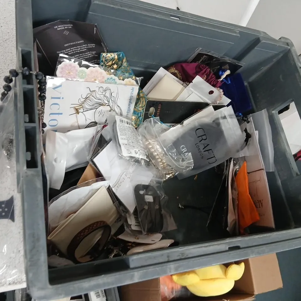 LARGE QUANTITY OF ASSORTED JEWELLERY AND ACCESSORIES