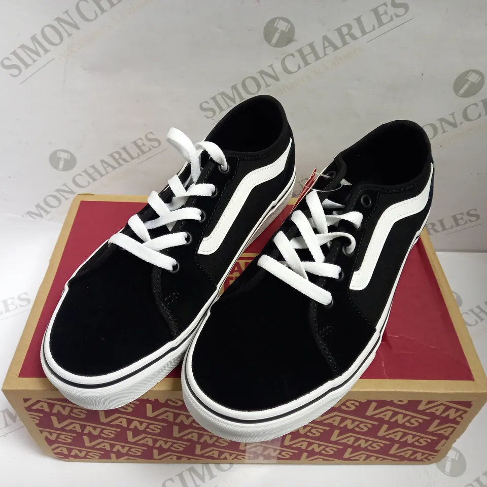 BOXED VANS FILMORE DECON TRAINERS - CANVAS BLACK/WHITE SIZE 8.5