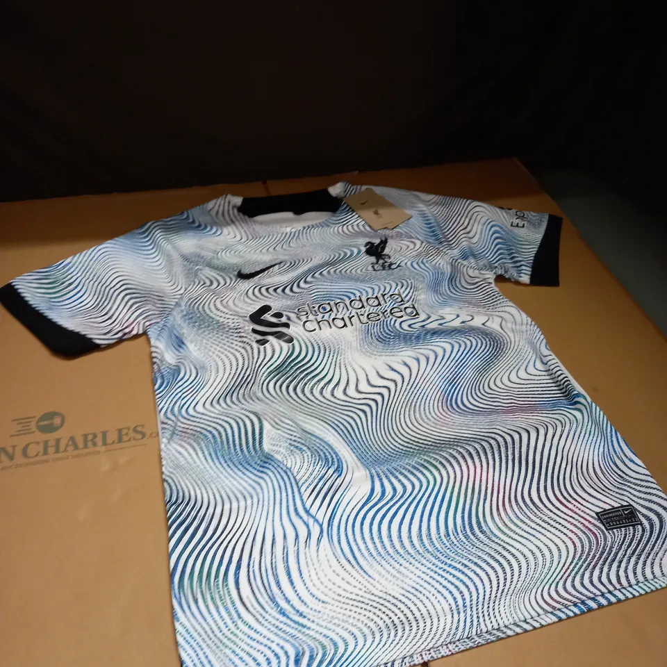 LIVERPOOL FC SHIRT AND SHORTS WITH THIAGO 6 SIZE M