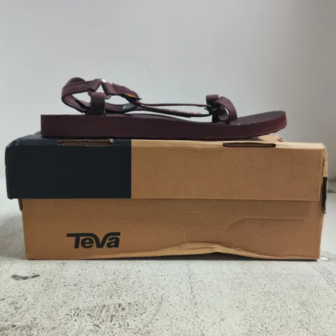 BOXED PAIR OF TEVA W ORIGINAL UNIVERSAL SLIM OPEN TOE SANDALS IN RUM SIZE UK 7