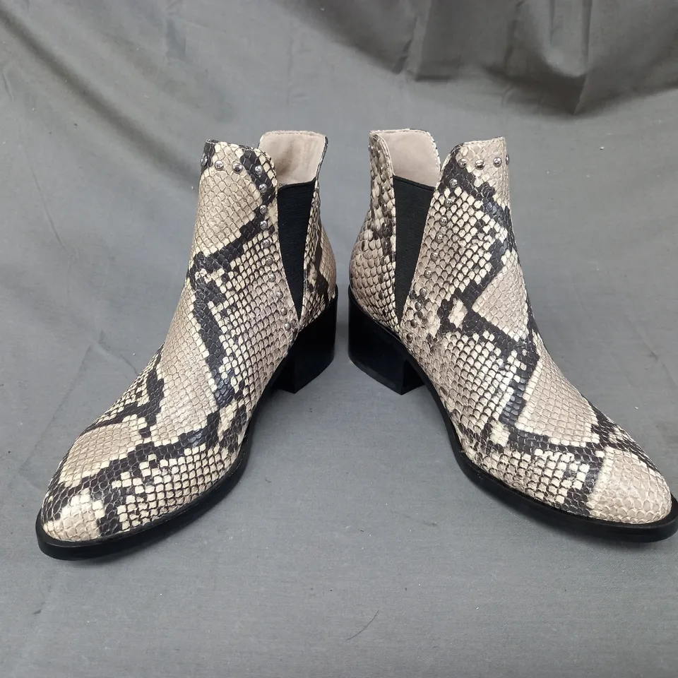 BOXED PAIR OF STEVE MADDEN CADE LEATHER ANKLE BOOTS IN BEIGE EU SIZE 36